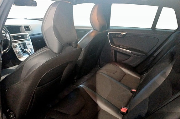 Volvo V60 Cross Country 8 of 11