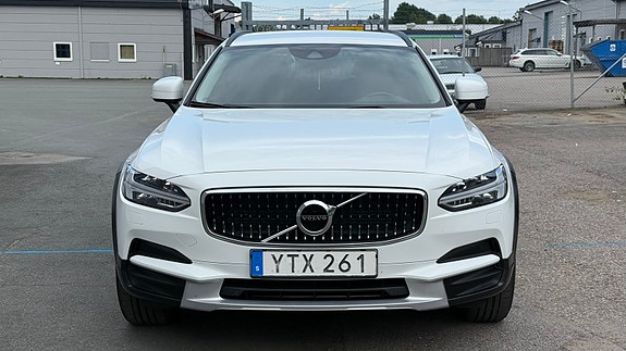 Volvo V90 Cross Country 2 of 7