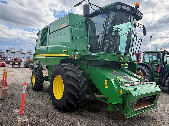 John Deere T550 SKÖRDETRÖSKA 2 of 6