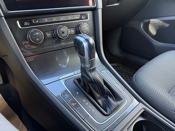 Volkswagen e-Golf VII 14 of 26