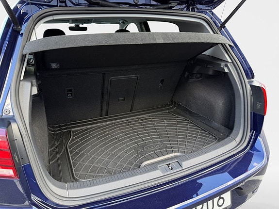 Volkswagen e-Golf VII 24 of 26