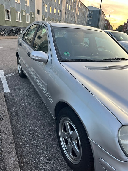 Mercedes-Benz C180 4 of 7