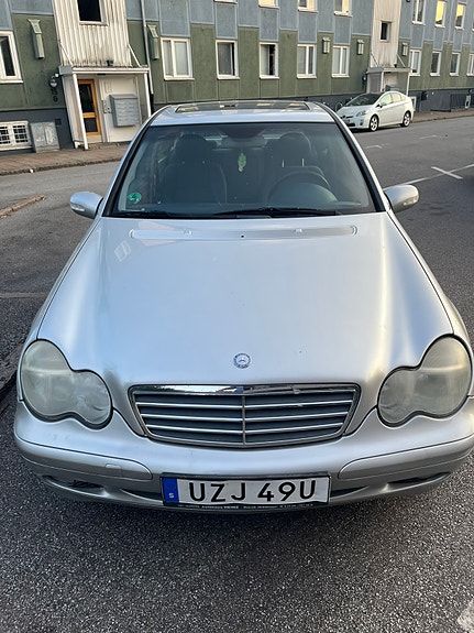 Mercedes-Benz C180 2 of 7