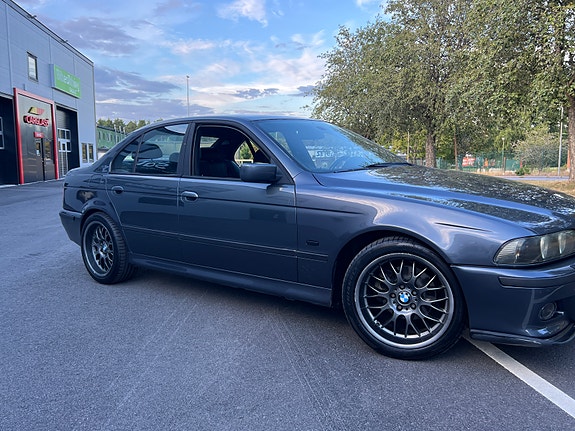 BMW 523i 2 of 8