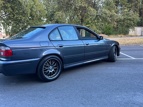 BMW 523i 3 of 8