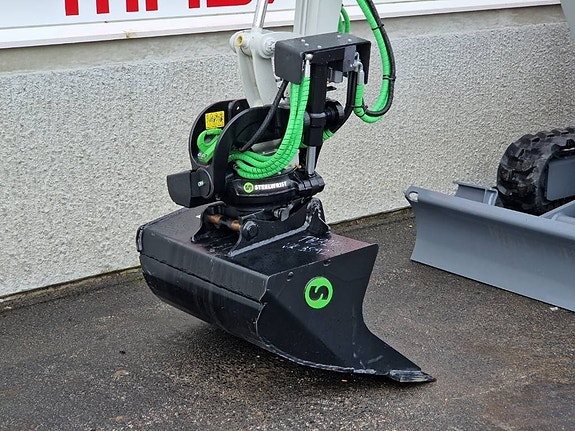 Takeuchi TB320 5 of 5