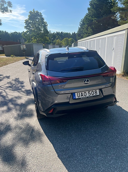 Lexus UX250h 4 of 12