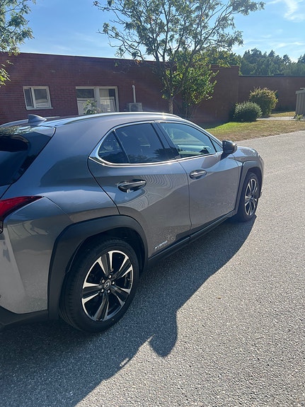 Lexus UX250h 3 of 12