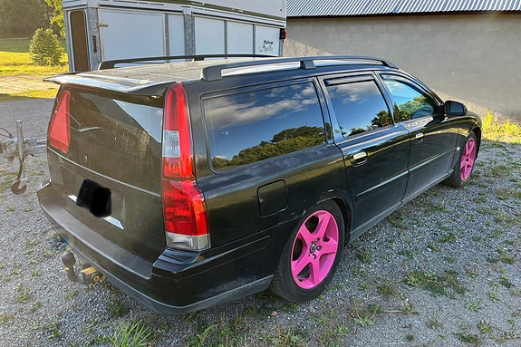 Volvo V70 2 of 5