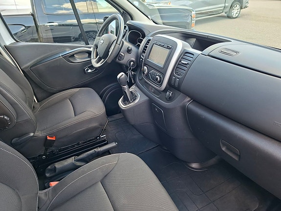 Nissan NV300 8 of 15