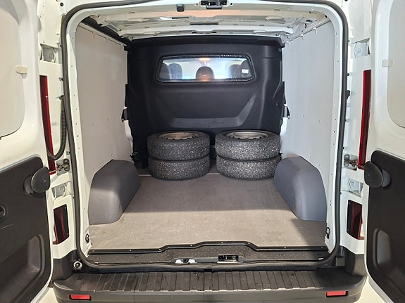 Nissan NV300 15 of 15
