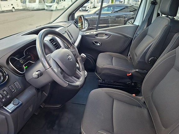 Nissan NV300 9 of 15
