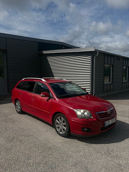 Toyota Avensis 2 of 8