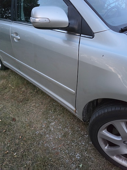 Toyota Avensis 2 of 6