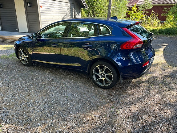 Volvo V40 2 of 9