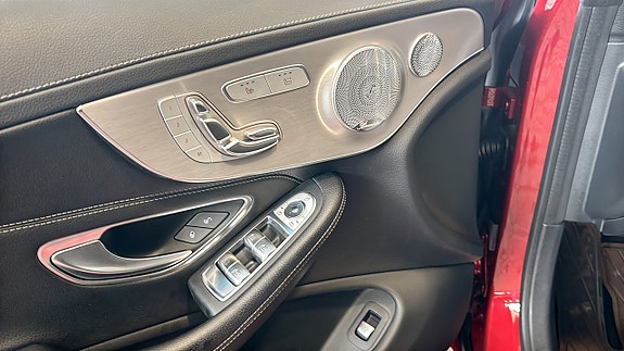 Mercedes-Benz C300 10 of 12