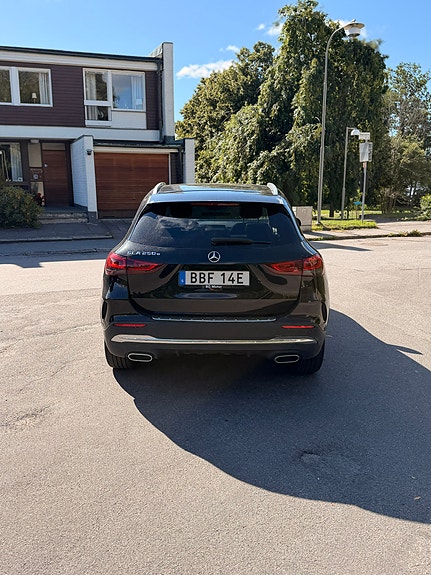 Mercedes-Benz GLA250 e 6 of 15