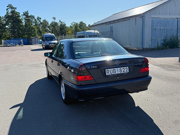 Mercedes-Benz C180 2 of 4