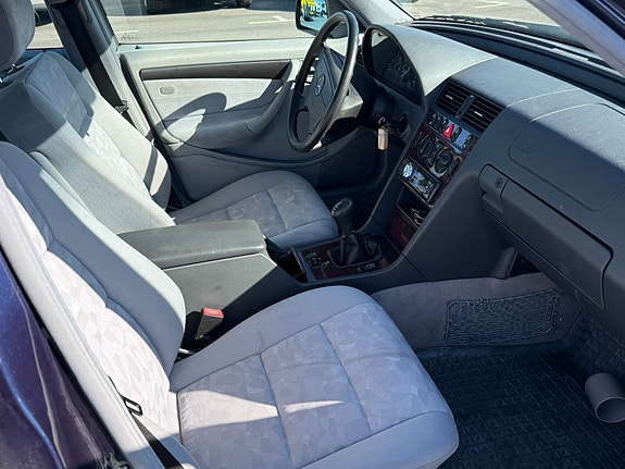 Mercedes-Benz C180 3 of 4