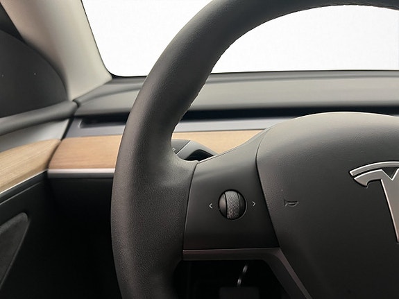 Tesla Model Y 27 of 30