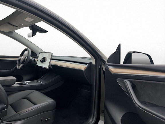 Tesla Model Y 23 of 30