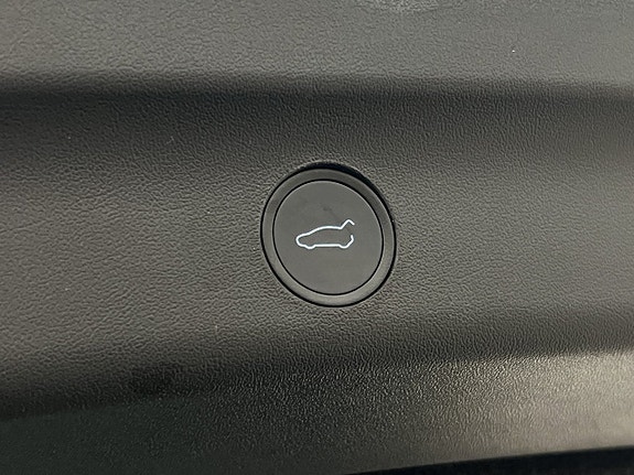 Tesla Model Y 26 of 30
