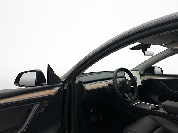 Tesla Model Y 10 of 30