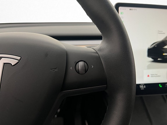 Tesla Model Y 28 of 30