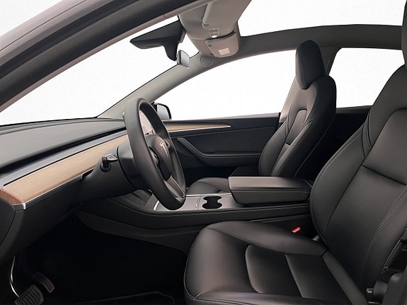 Tesla Model Y 12 of 30