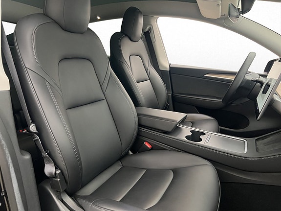 Tesla Model Y 24 of 30