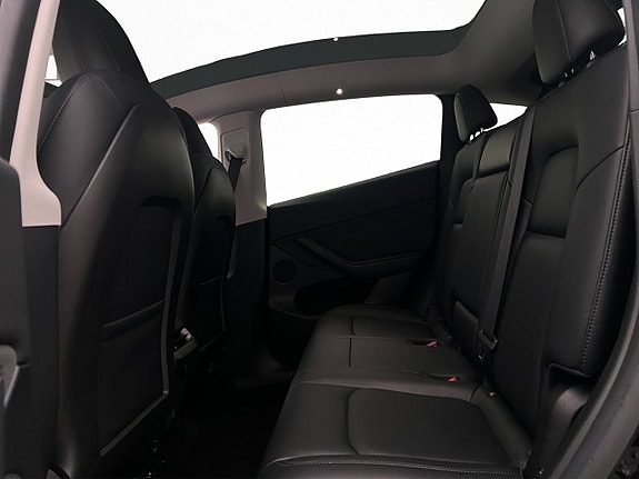 Tesla Model Y 25 of 30