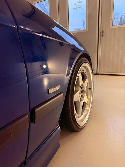 BMW 323i 3 of 5