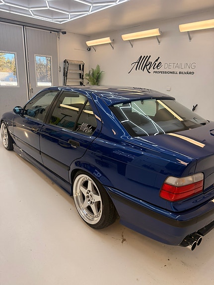 BMW 323i 2 of 5