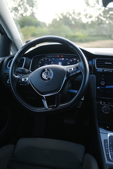 Volkswagen Golf VII 14 of 26