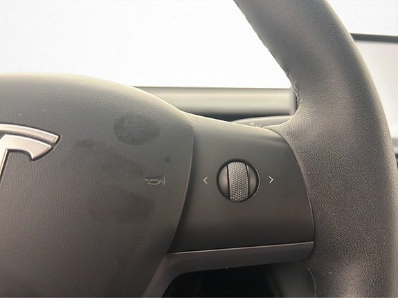 Tesla Model Y 26 of 30