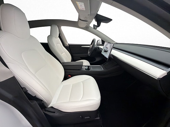 Tesla Model Y 11 of 30
