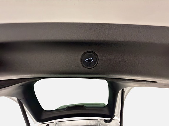 Tesla Model Y 10 of 30