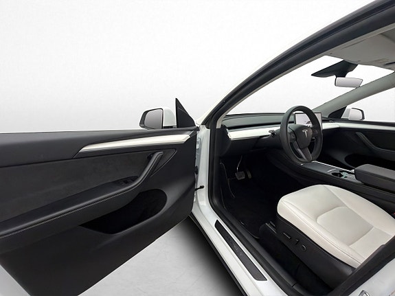 Tesla Model Y 16 of 30