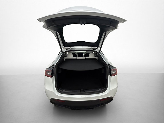 Tesla Model Y 9 of 30
