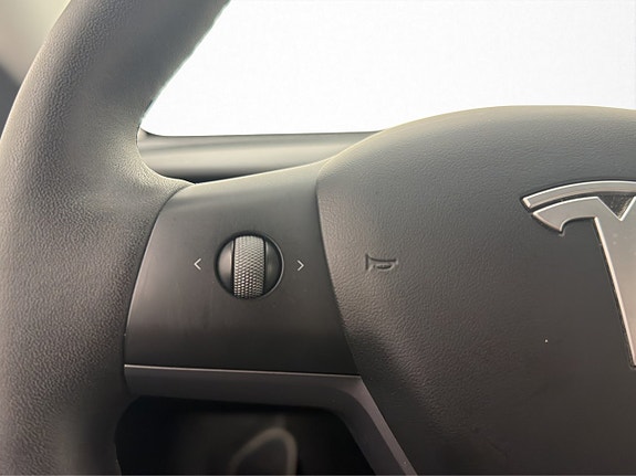 Tesla Model Y 27 of 30