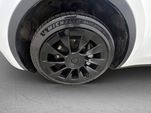 Tesla Model Y 29 of 30