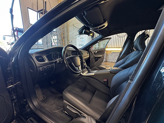 Volvo V60 2 of 10