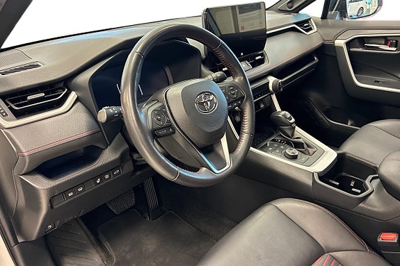 Toyota RAV4 Plug-in Hybrid 12 of 18