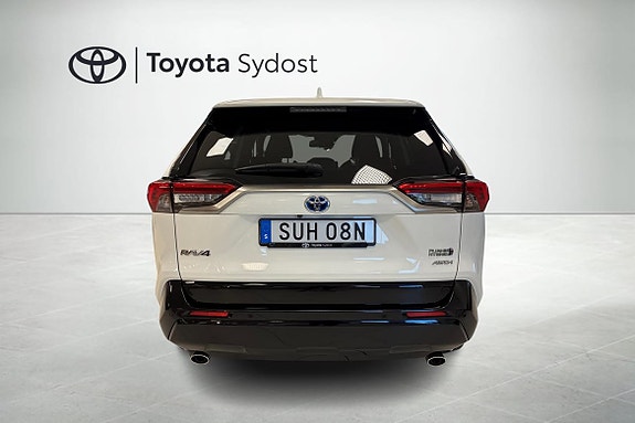 Toyota RAV4 Plug-in Hybrid 4 of 18
