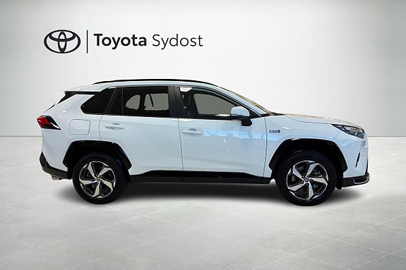 Toyota RAV4 Plug-in Hybrid 16 of 18