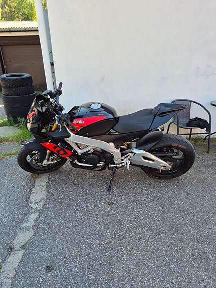 Aprilia Tuono V4 R 3 of 4