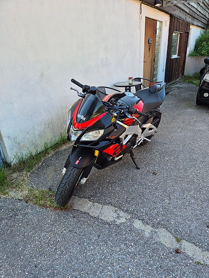 Aprilia Tuono V4 R 2 of 4