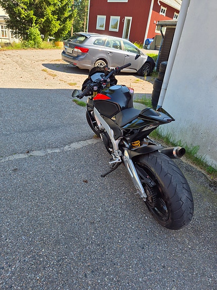 Aprilia Tuono V4 R 4 of 4