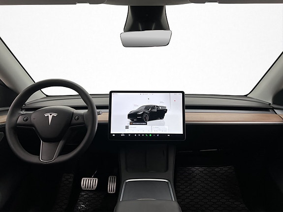 Tesla Model Y 14 of 30