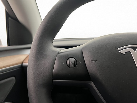 Tesla Model Y 27 of 30